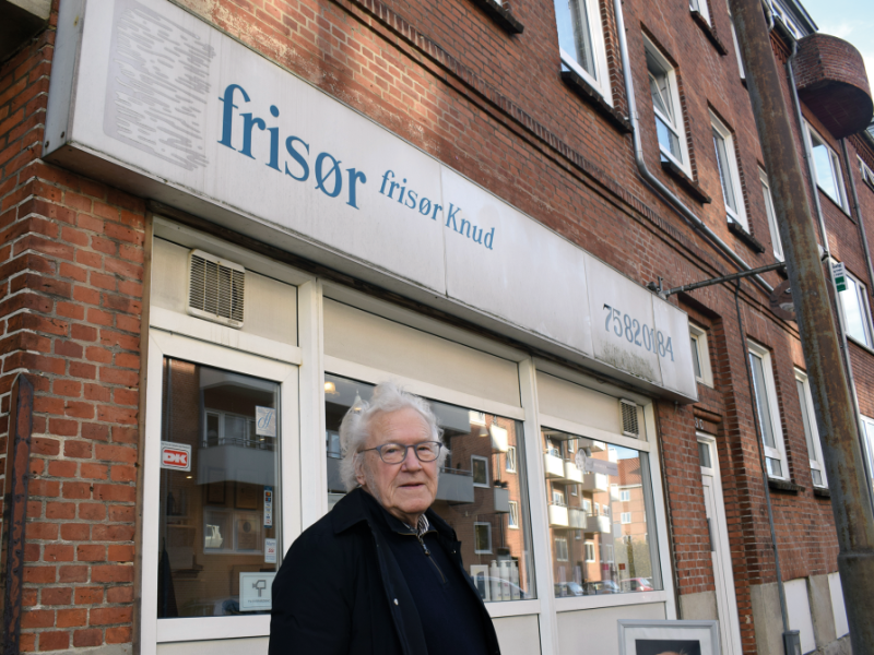 Ulrik Gräs foran frisøren i Svendsgade