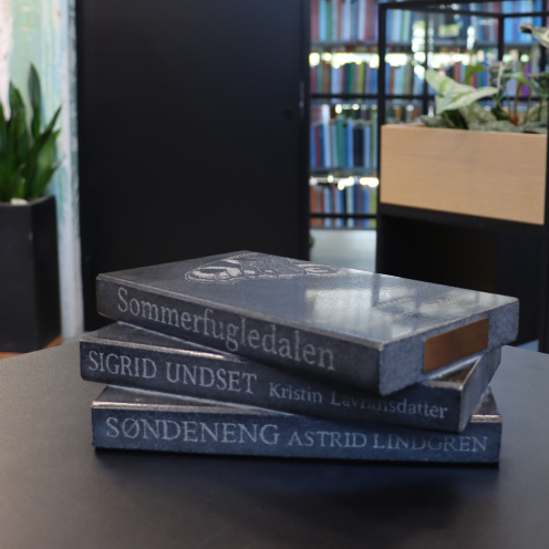 Foto af skulpturen 'Bøger jeg har boet i'.