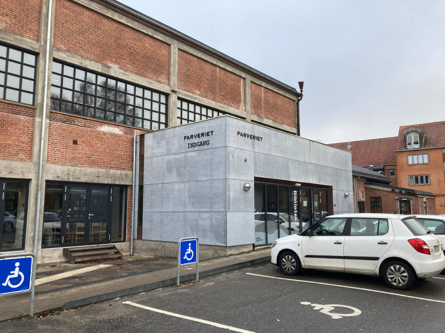 Indgangen til Vejle Bibliotek - Farveriet.