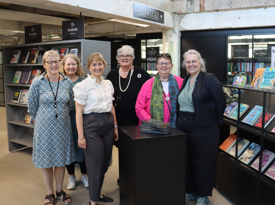 Foto fra overrækkelsen af skulpturen 'Bøger jeg har boet i'.